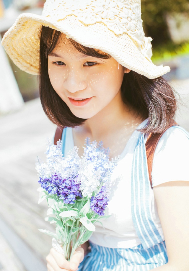 短发氧气阳光少女写真花香四溢小清新美女图库